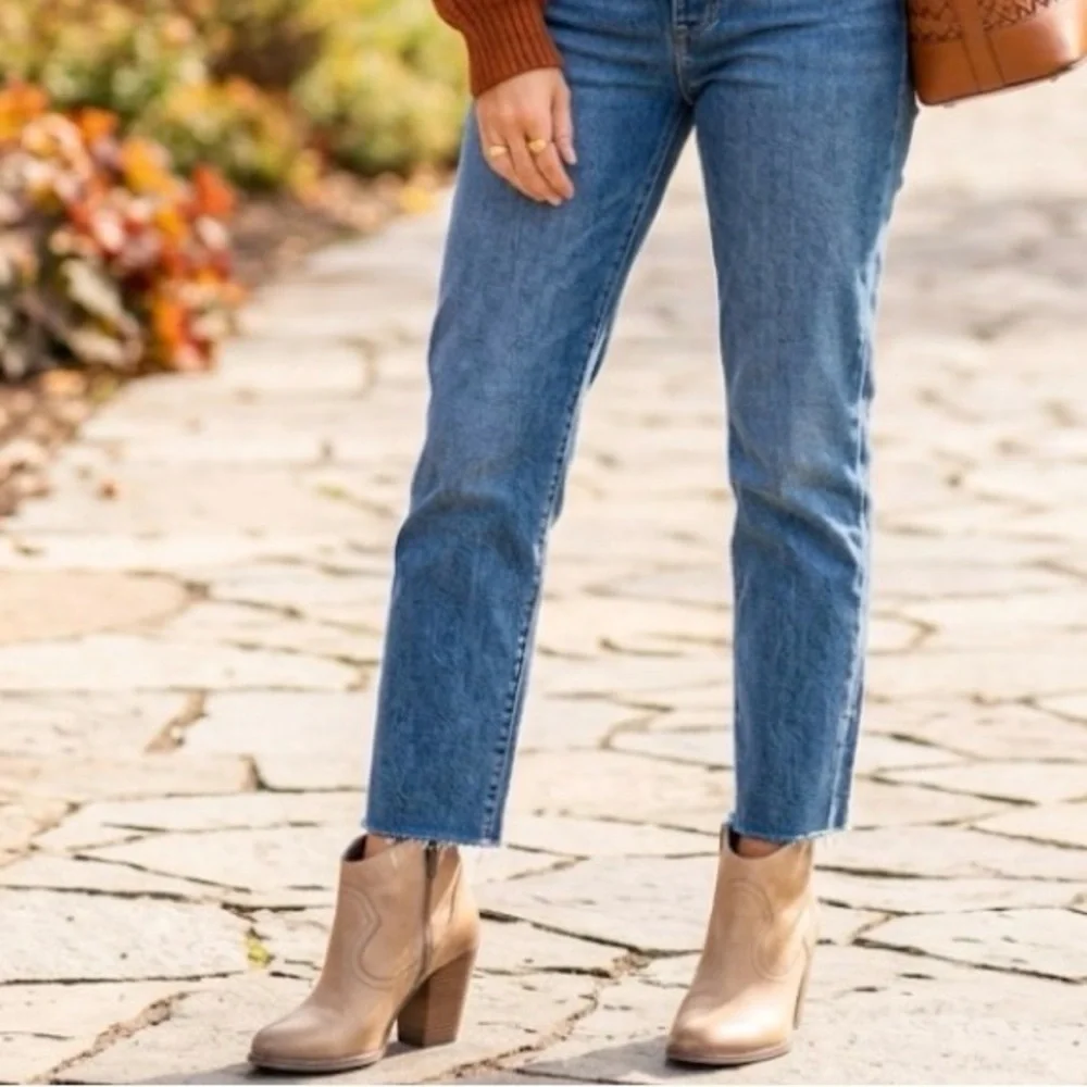 Vince Camuto Hartin Leather Ankle Boots in Taupe Tan with a Blockheel - Picture 1 of 11